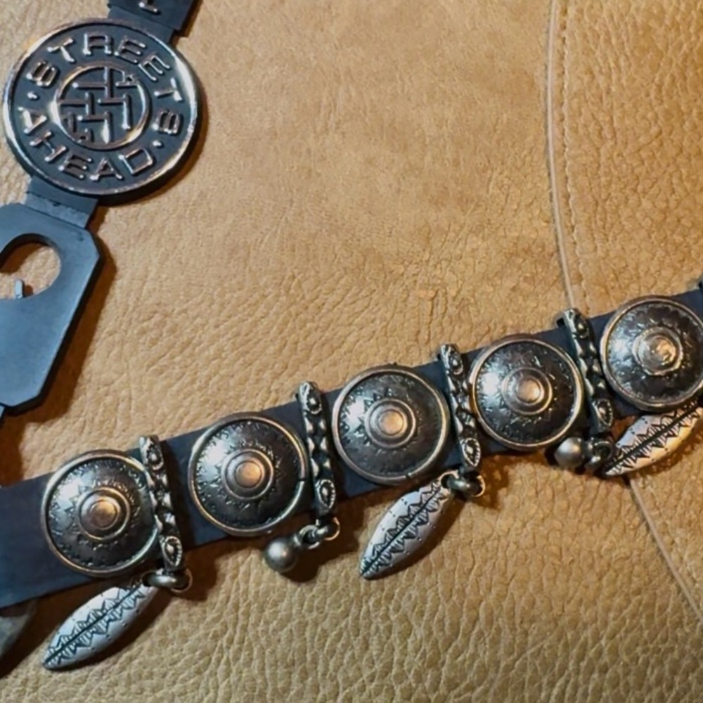 STREETS AHEAD SILVER Coin/Button Belt ADJUSTABLE!
NEW WITH TAGS! Genuine Leather